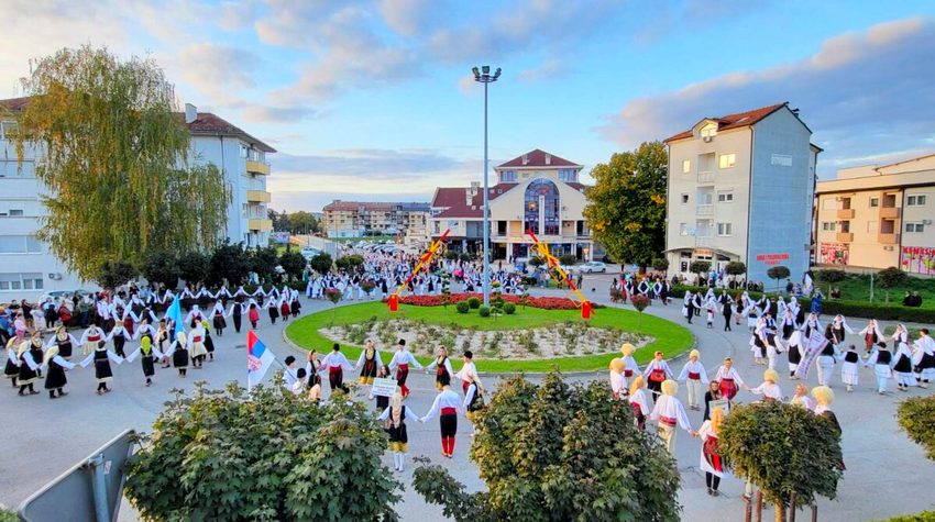 DERVENTA SLAVILA IGRU, PJESMU I TRADICIJU