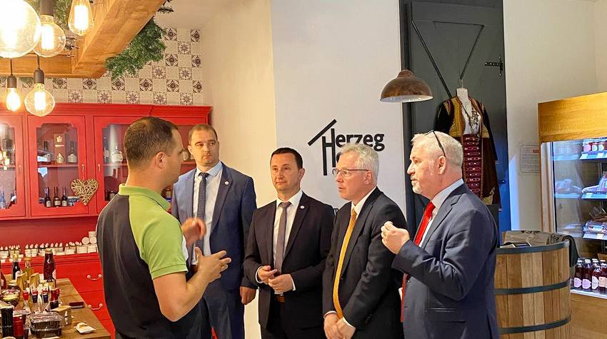 AMERIČKI AMBASADOR ODUŠEVLJEN HERECEGOVAČKOM KUĆOM